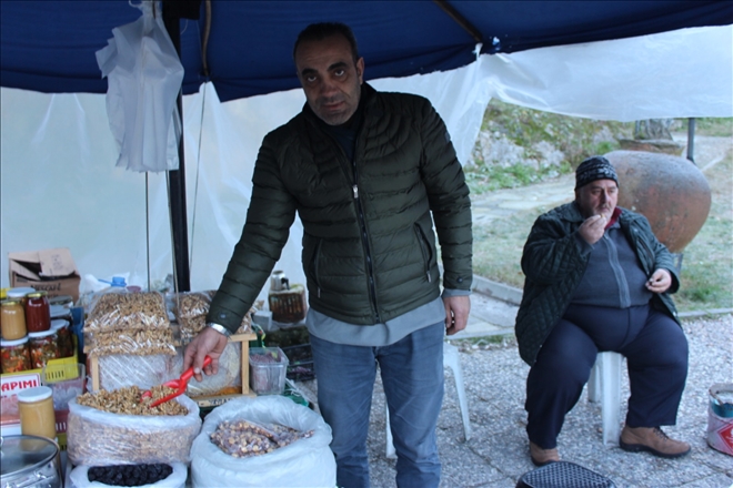 Oylat´a gelen turistler köylü pazarına uğramadan gitmiyor