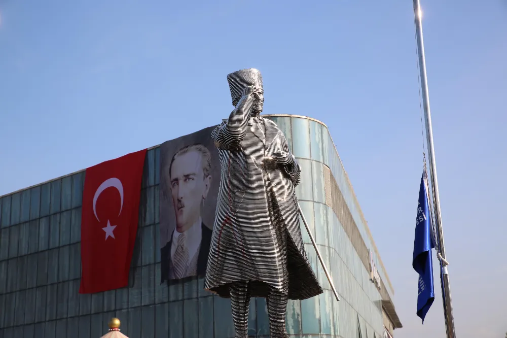 İşte Bursa’nın yeni Atatürk heykeli! Açılışını Başkan Bozbey yaptı...