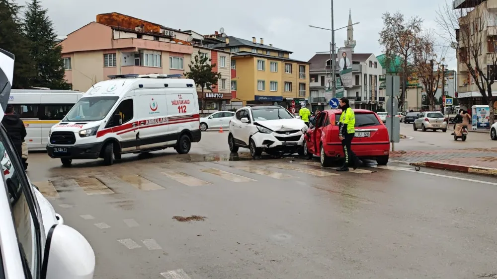 Cip ile otomobil çarpıştı; 2 yaralı...