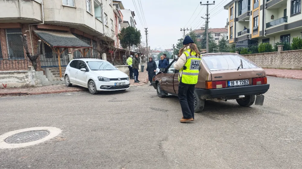 Otomobiller çarpıştı: 2 yaralı.. 