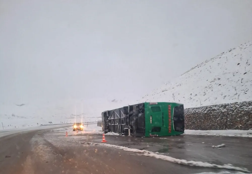 Yolcu otobüsü devrildi: 2 ölü, 16 yaralı