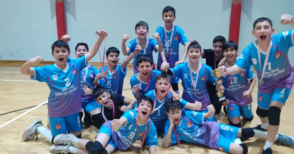 Gaziosmanpaşa İmam Hatip Ortaokulu Voleybol Takımlarından Büyük Başarı