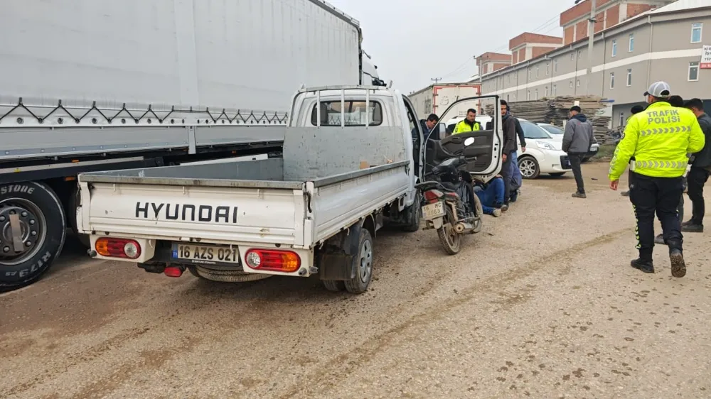 Kamyonet ile Motosiklet Çarpıştı: 1 Ağır Yaralı