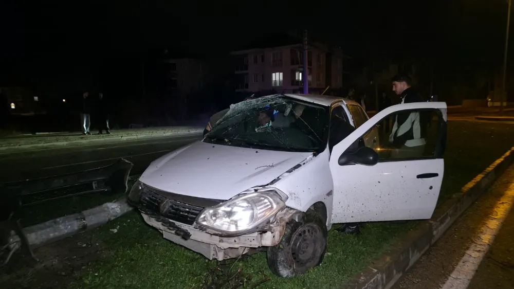 İnegöl’de Otomobil Elektrik Direğine Çarptı: Sürücü Yaralandı..