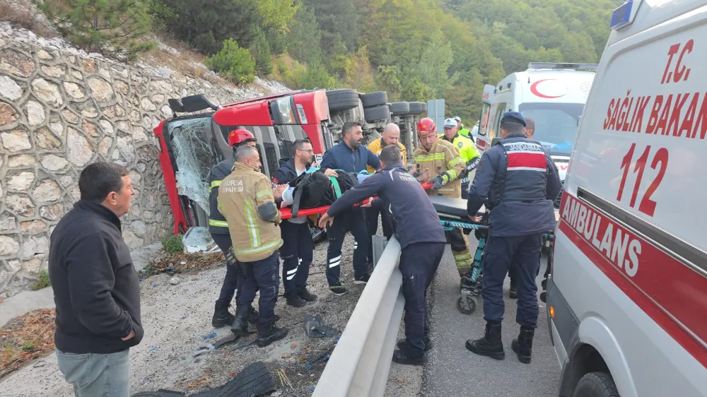 İnegöl’de Tır Devrildi: 2 Ağır Yaralı..