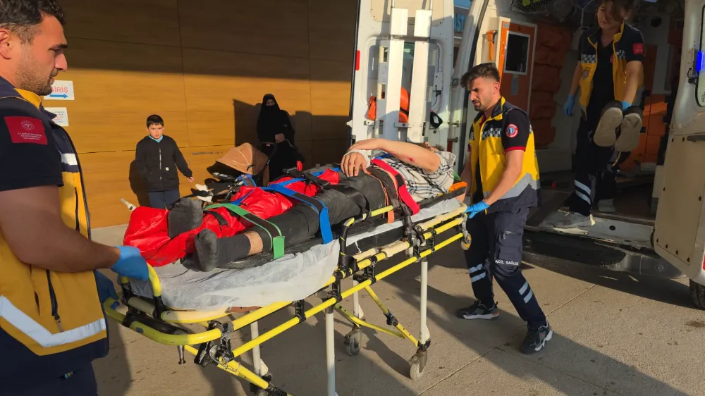 Motosiklet ile otomobil çarpıştı: 1 ağır yaralı..