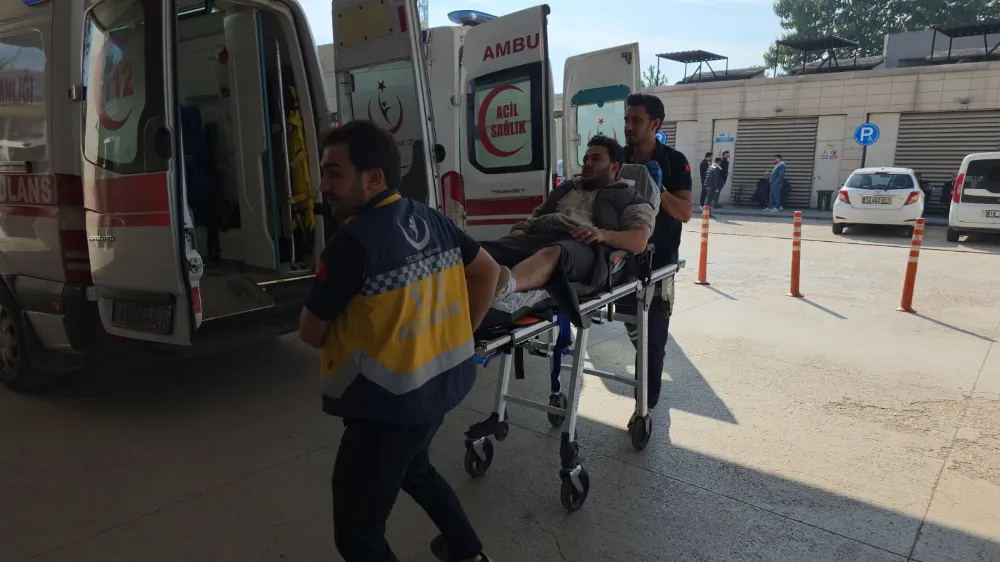 İnegöl’de Motosiklet ile Otomobil Çarpıştı! 2 Kişi Yaralandı