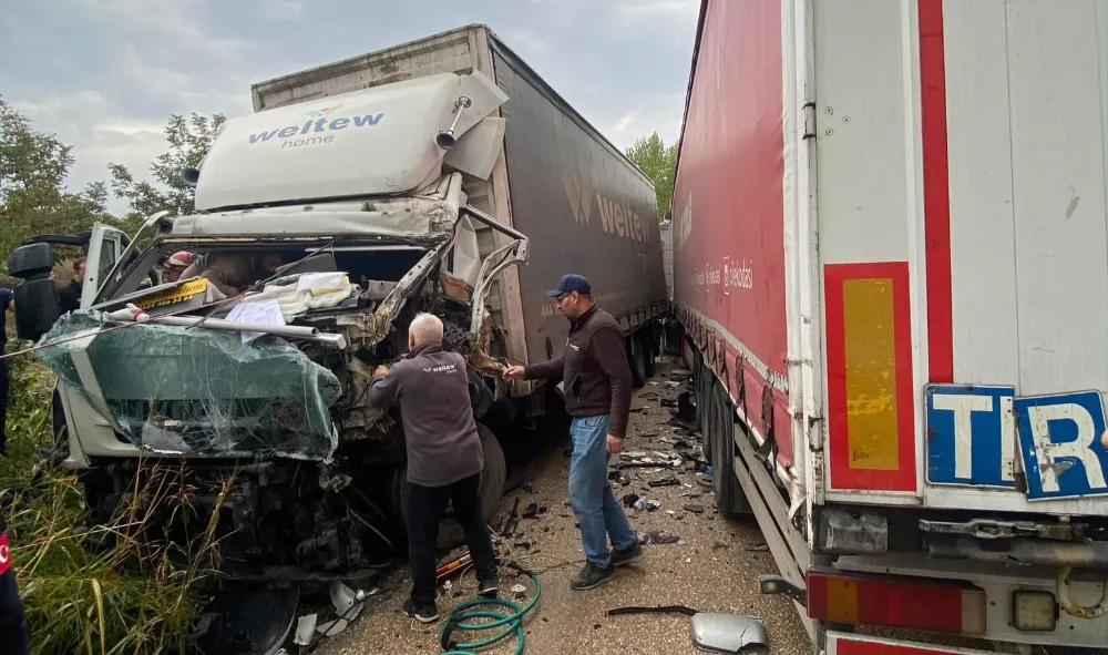 İnegöl’de Kamyonlar Kafa Kafaya Çarpıştı: 1 Yaralı