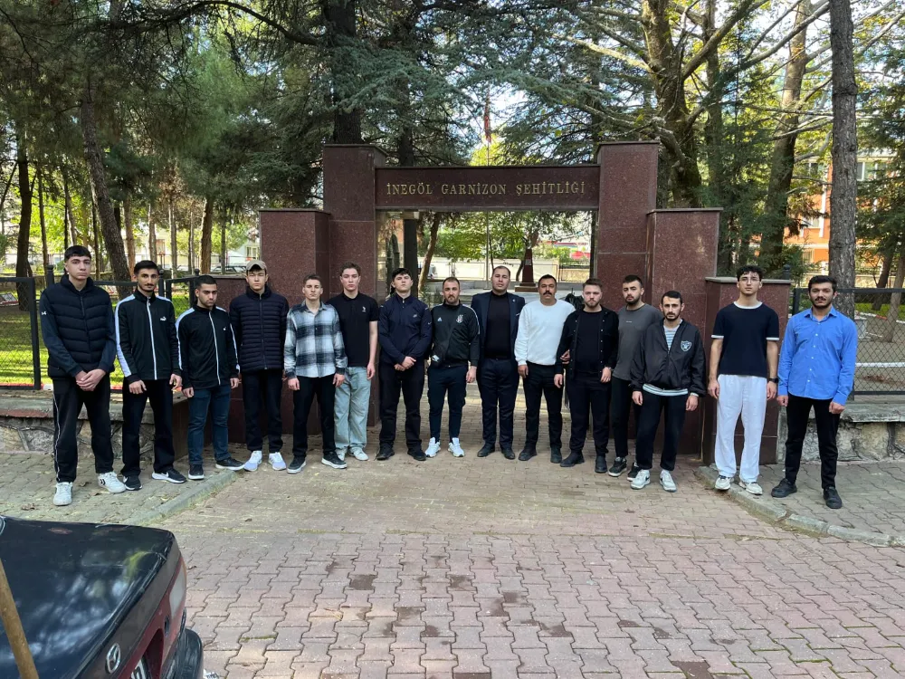 İnegöllü Gençler Şehitleri Unutmadı: Kabirleri Temizlediler, Dualar Ettiler