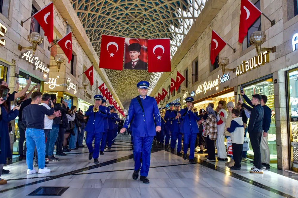 Büyükşehir Bandosu’ndan Hanlar Bölgesi’nde mini konser
