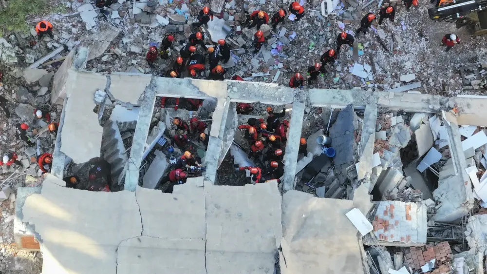 Gebze’de Bina Çöktü: 2 Kişi Hayatını Kaybetti, 18 Yaşındaki Dilara Sağ Kurtarıldı
