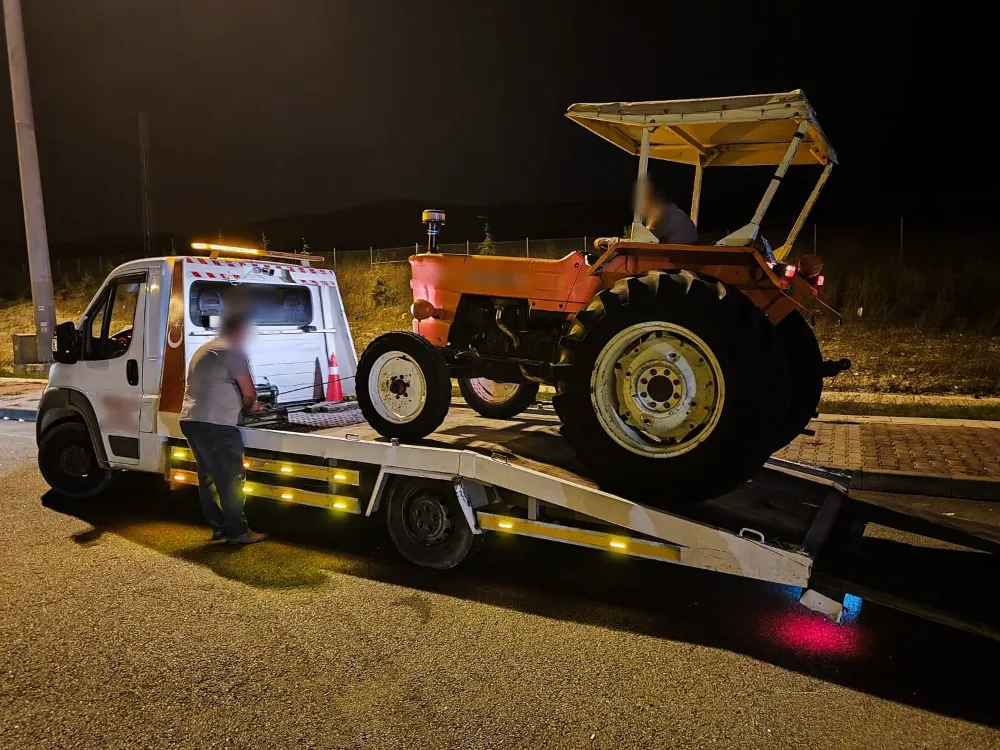 Otoyolda Traktörle Seyreden Sürücüye Ceza Yağdı