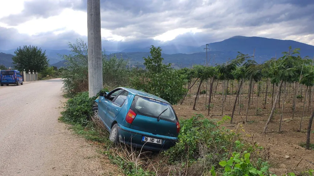 İnegöl’de Direğe Çarpan Otomobilin Sürücüsü Yaralandı