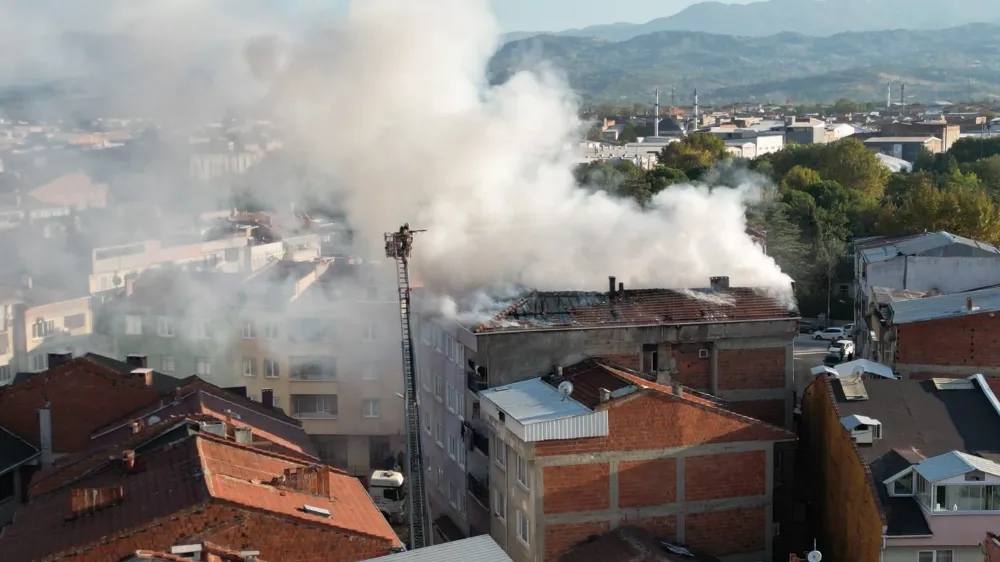 İnegöl’de 5 Katlı Binanın Çatısında Yangın!