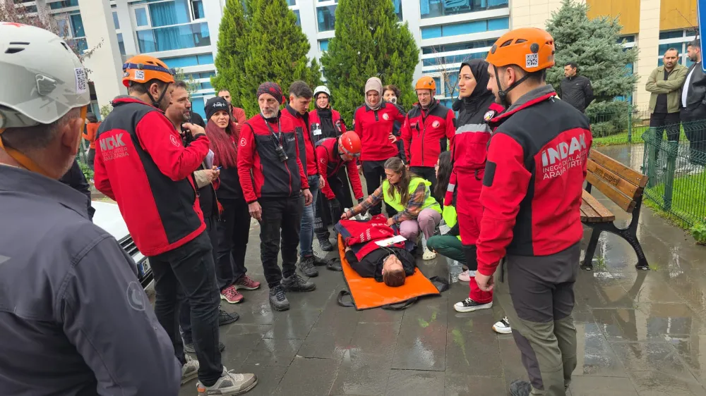İnegöl Devlet Hastanesi’nde gerçeğini aratmayan yangın ve deprem tatbikatı