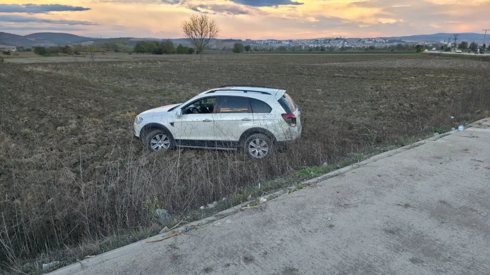 İnegöl’de Servis Minibüsü ile Cip Çarpıştı: Araç Tarlaya Uçtu..