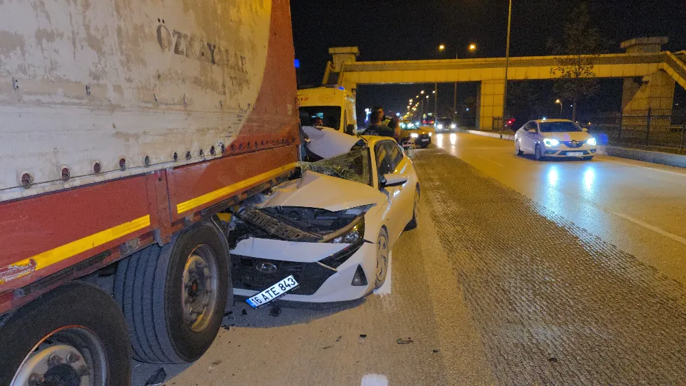 İnegöl girişinde feci kaza! Tıra arkadan çarptı..