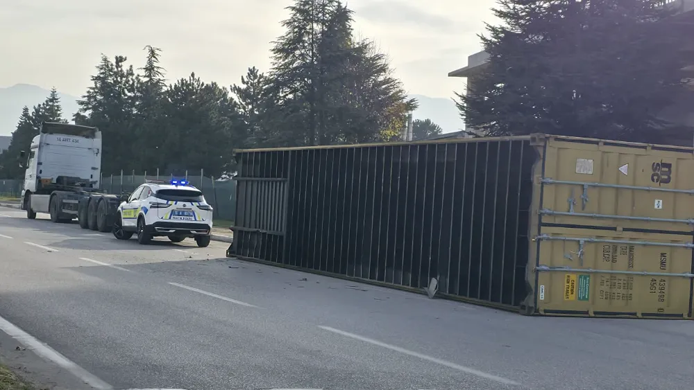 İnegöl OSB’de sunta yüklü tırın konteyneri yan yattı!