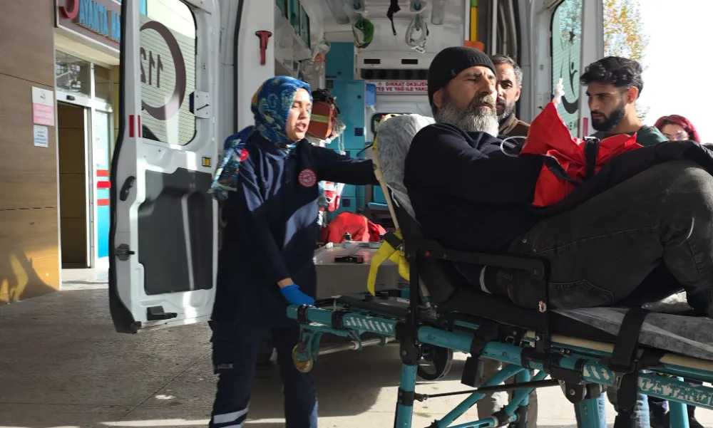 Motosiklet ile elektrikli bisiklet çarpıştı! 2 yaralı...