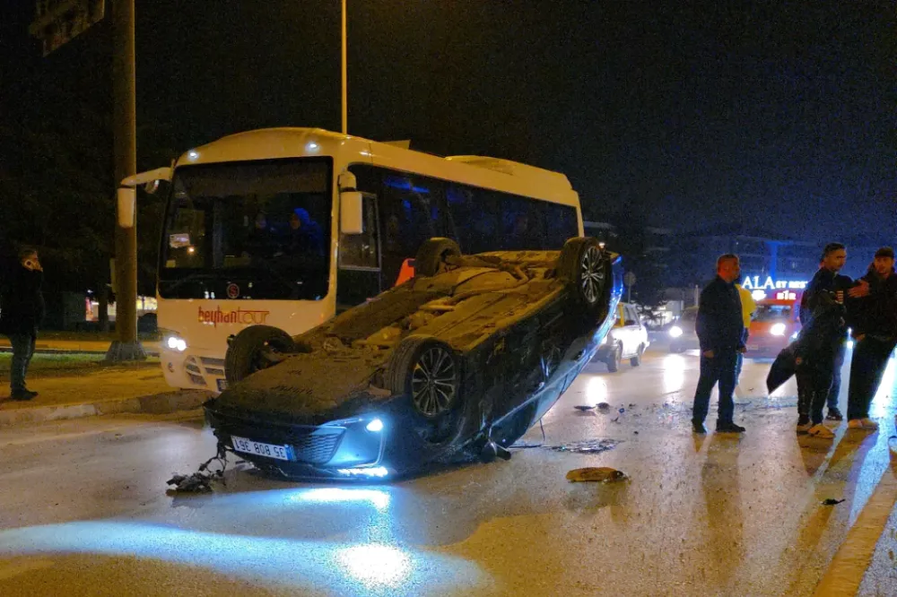 İnegöl’de kavşakta çarpışma! Takla atan araçta yolcu yaralandı