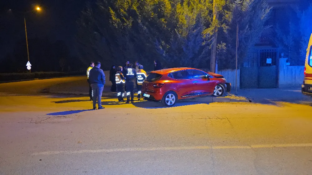 Çevre yolunda kadın sürücü site duvarına çarparak durabildi 