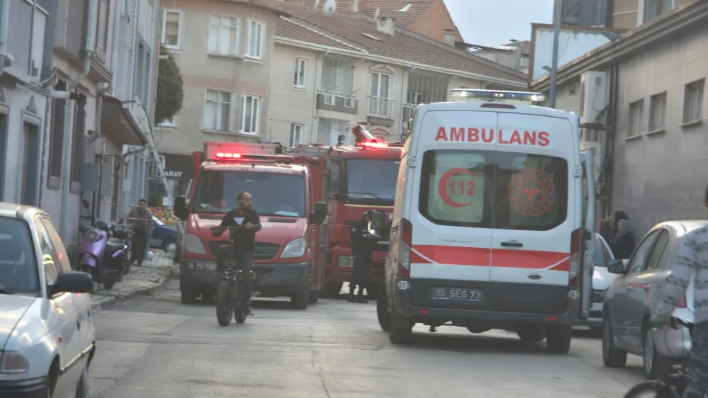 İnegöl’de binanın çatısında baca yangını paniğe neden oldu