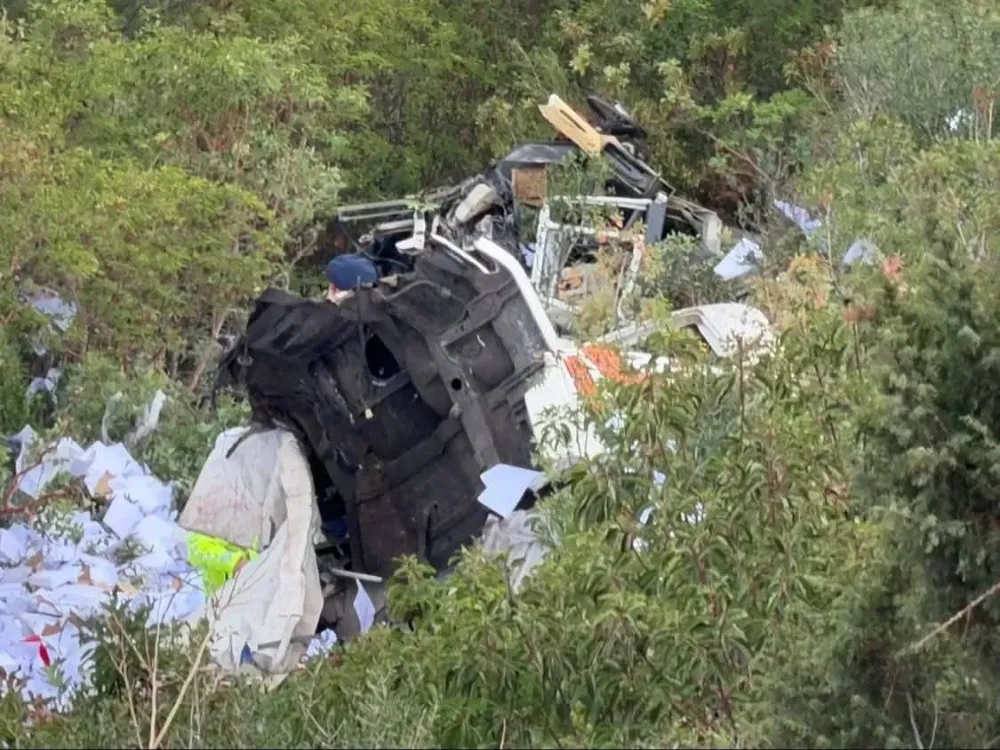 İznik–Yenişehir yolunda kâğıt yüklü tır uçuruma yuvarlandı: 2 ölü