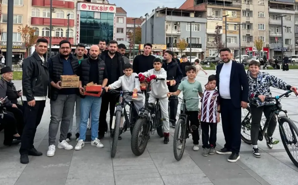 MYM Federasyonu Gençlik Kollarından Şehir Meydanında Örnek Temizlik Etkinliği