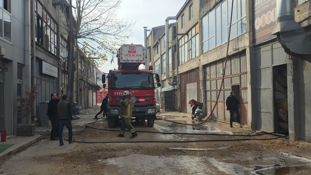 İnegöl’deki Mobilya İmalathanesinde Yangın; 1 Kişi Yaralandı..