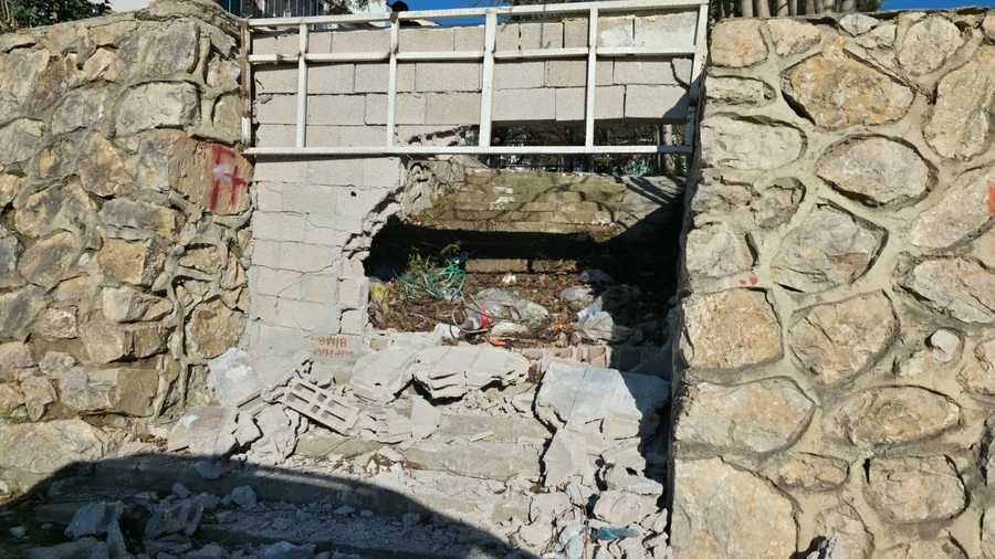 Otomobil Kapatılmış Merdiven Boşluğuna Düştü