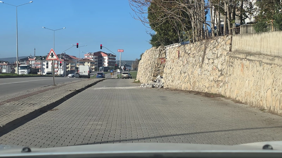 İnegöl’de Kadın Sürücünün Kontrolünü Kaybettiği Otomobil Site Bahçesine Düştü