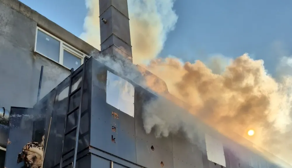 İnegöl’de Mobilya Fabrikasında Yangın: 1 İşçi Yaralandı