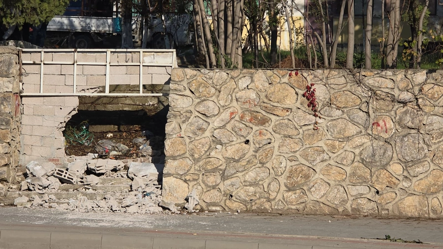 İnegöl’de Kadın Sürücünün Kontrolünü Kaybettiği Otomobil Site Bahçesine Düştü