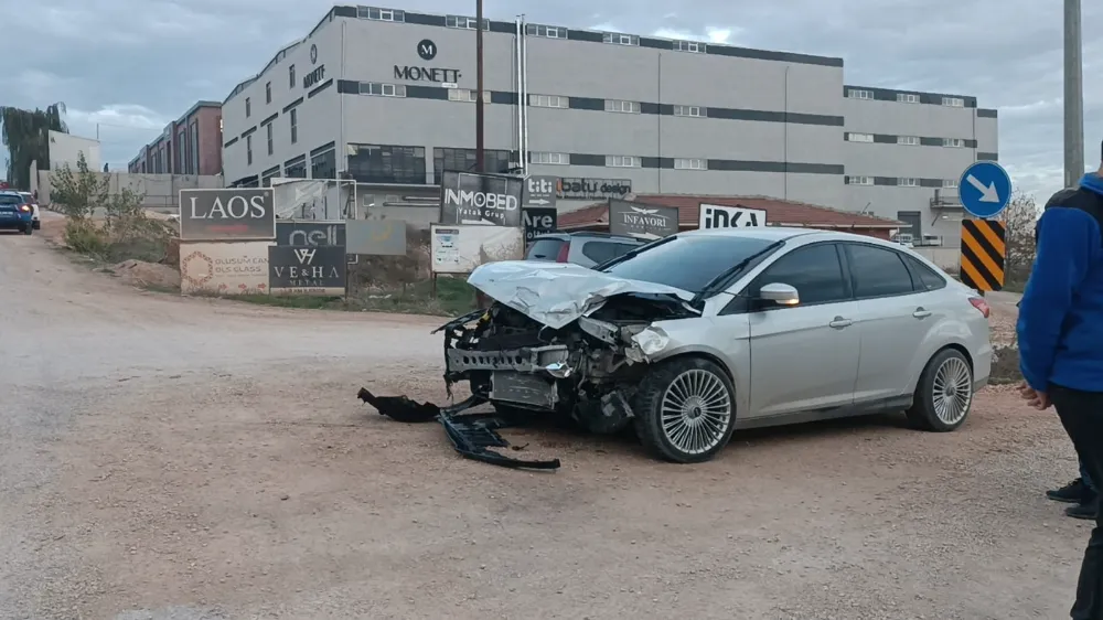 İnegöl Hamzabey OSB’de İki Otomobil Çarpıştı: Araçlarda Ağır Hasar Oluştu