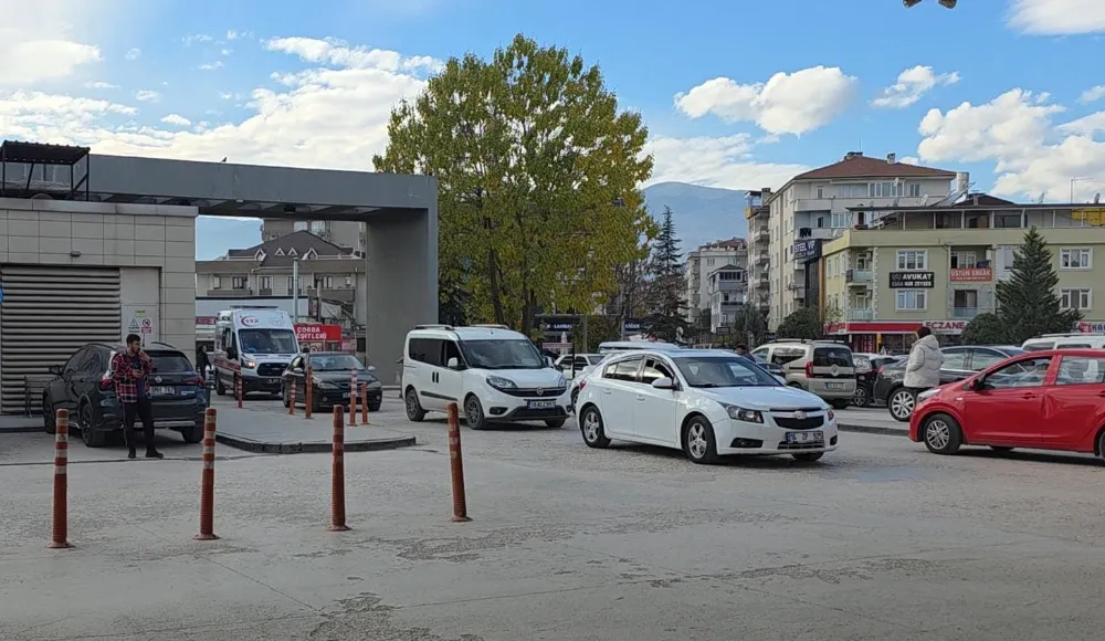 Acil Servis Girişinde Trafik Yoğunluğu Ambulansları Bekletiyor
