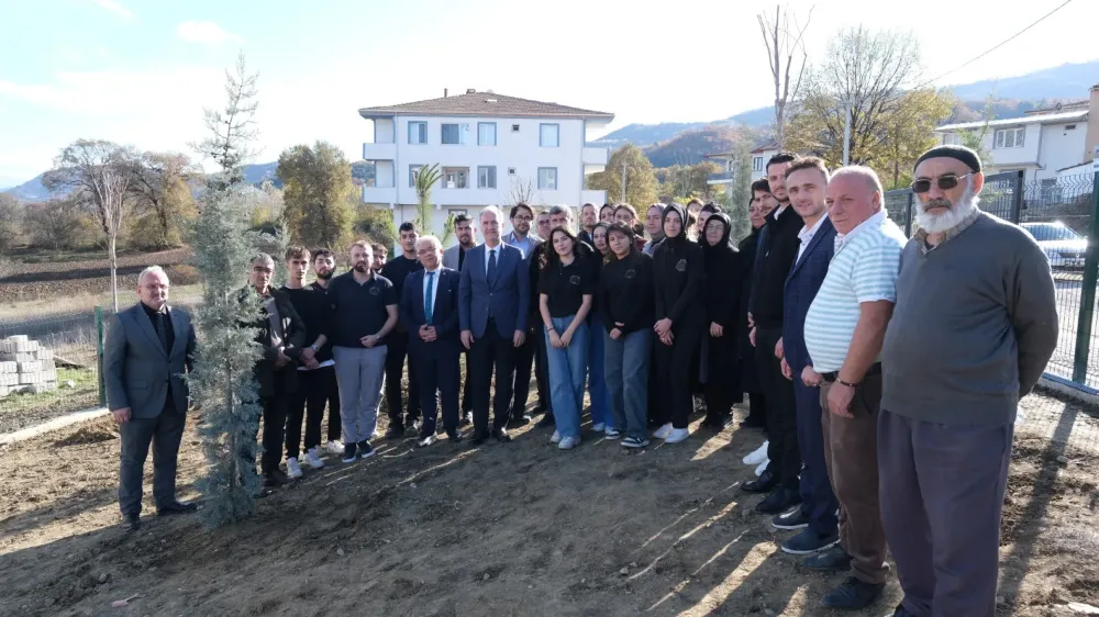 İnegöllü Gençlerden Örnek Davranış: 32 Fidan Toprakla Buluştu