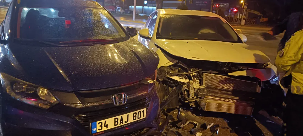 İnegöl–Yenişehir yolunda iki araç çarpıştı: 1 yaralı