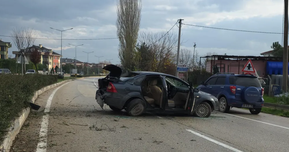 İnegöl’de kontrolden çıkan otomobil refüje çarpıp yan yattı