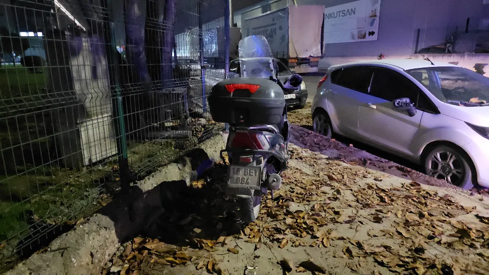 Direksiyon hakimiyetini kaybeden motosiklet sürücüsü kaza yaptı 