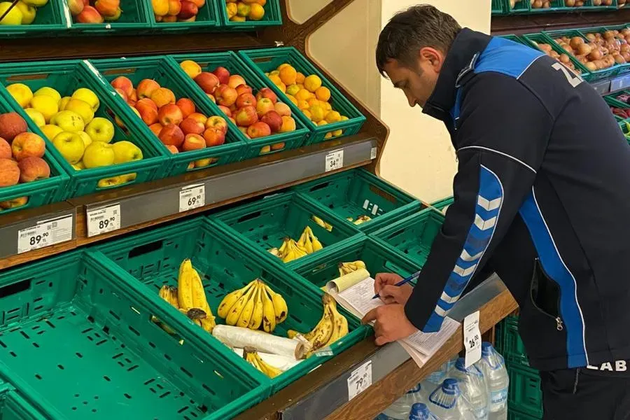 Reyonunda fare gezen zincir markete zabıta ekiplerinden anında cezai işlem