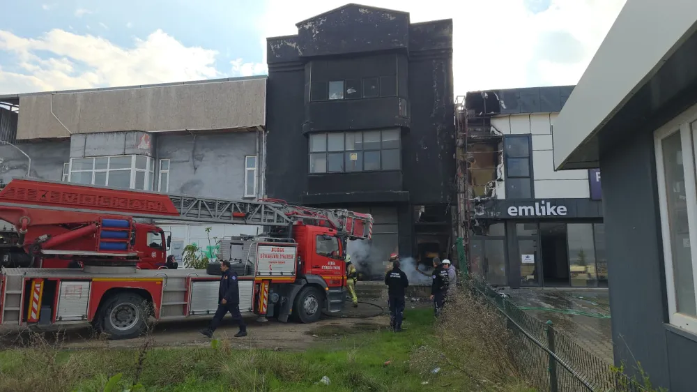 İnegöl’de trafoda patlama: Alevler iş yerine zarar verdi!