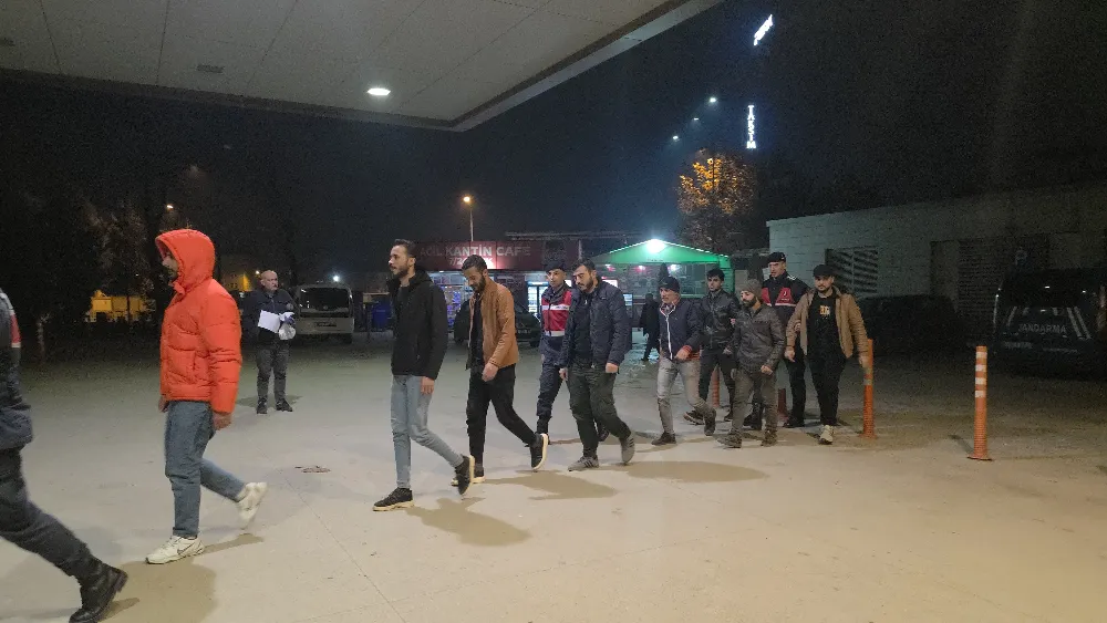 İnegöl Cerrah Mahallesi’nde Kaçak Göçmen Operasyonu: 8 Kişi Yakalandı