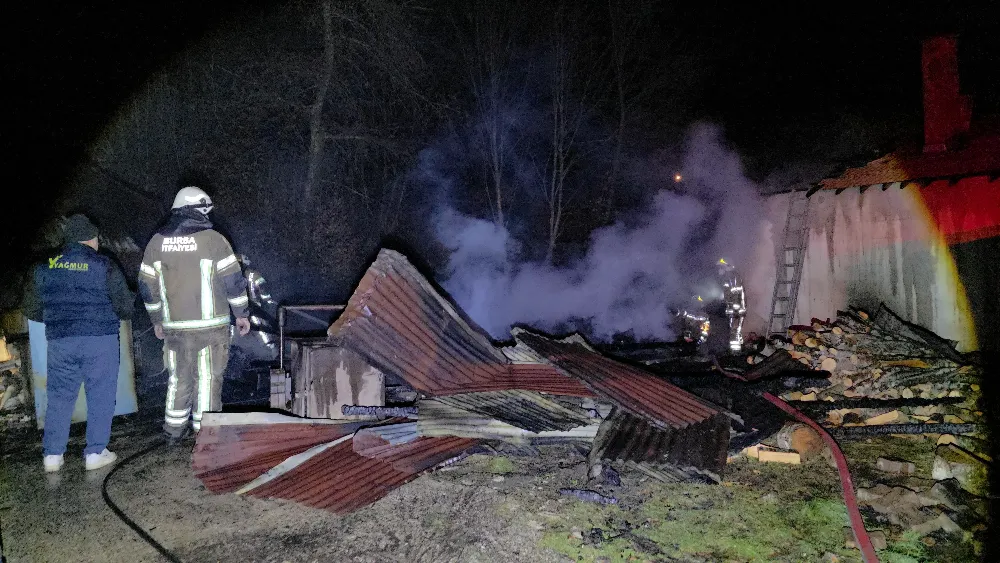 İnegöl Tuzla Mahallesi’nde İki Katlı Evde Yangın Çıktı