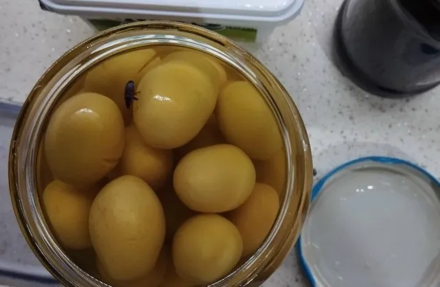 İnegöl’de Marketten Alınan Salamura Zeytinden Ölü Böcek Çıktı