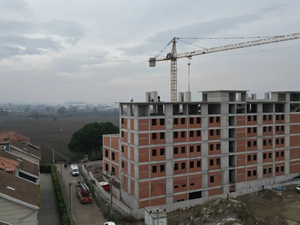 İnegöl’de Erkek Yurdu İnşaatında Hareketli Anlar: Çatıya Çıkan Genç İkna Edildi