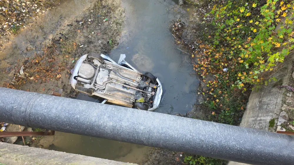 İnegöl’de otomobil dereye uçtu: Sürücü hastaneye kaldırıldı..