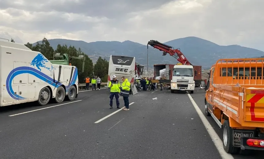 Yolcu otobüsü kaza yaptı: 7 ölü, 11 yaralı!