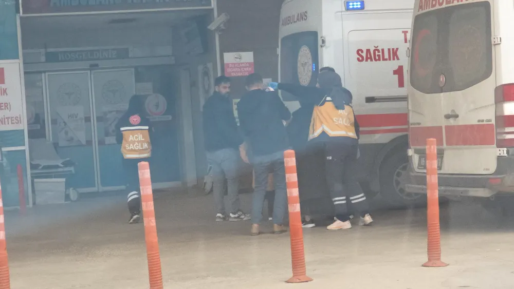Yeniceköy Mahallesi’nde Hafif Ticari Araç Ağaca Çarptı: 4 Yaralı