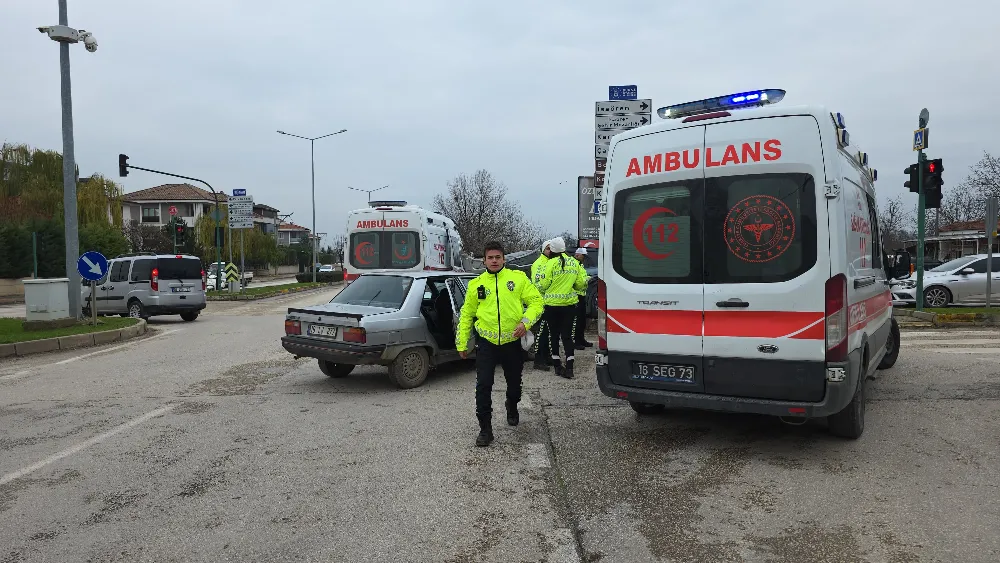 İsaören Kavşağında İki Araç Çarpıştı: 2 Yaralı