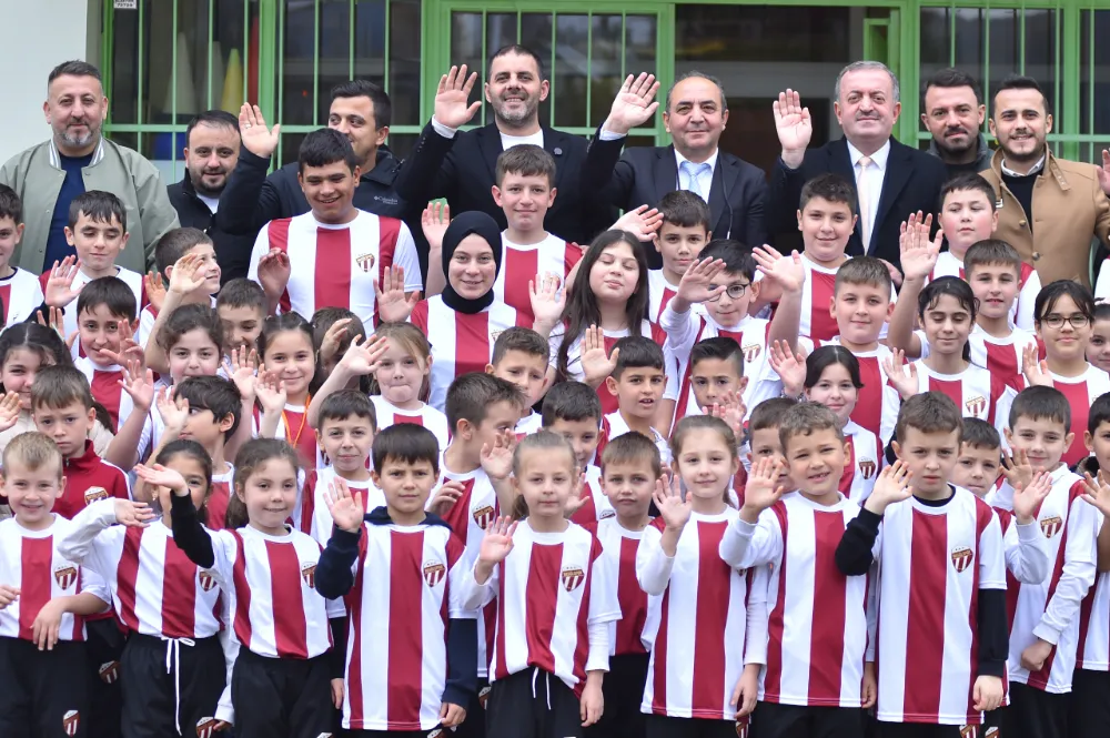 İnegöl’de Şehir Bordo-Beyaza Boyanıyor, Çocukların Yüzü Gülüyor